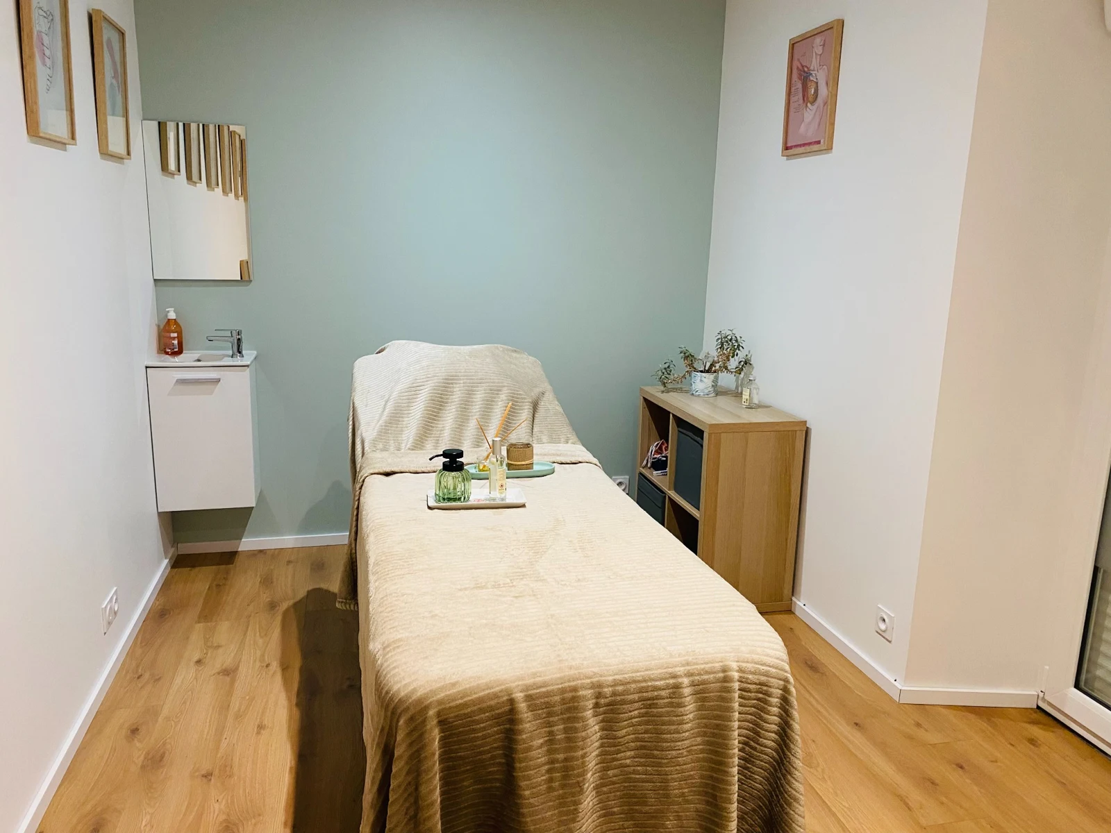 La salle de soins, préparée pour un drainage